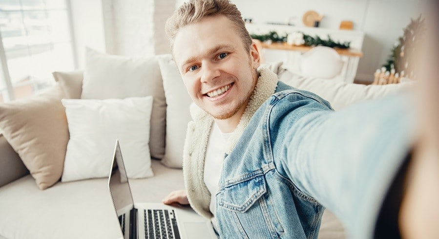 instagram-kevytyrittajälle-nuori-mies-ottaa-selfieta