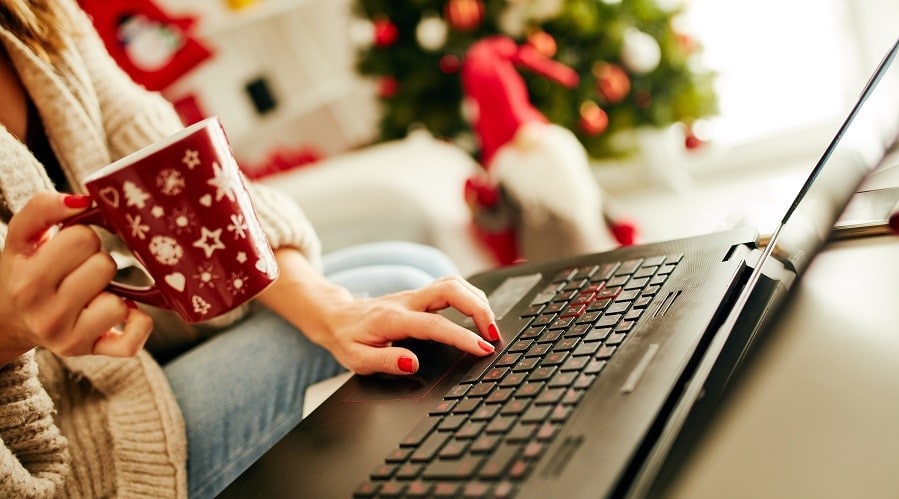 yrittajan-joulu-nainen-tyoskentelee-tietokoneella-jouluna