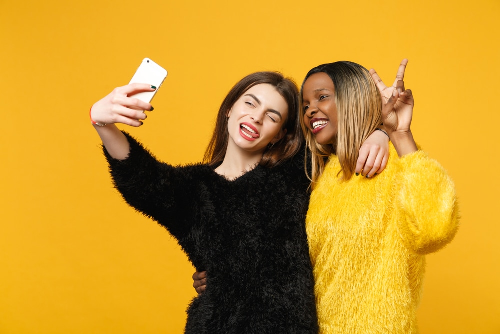 Kaksi naista ottavat yhdessä selfietä