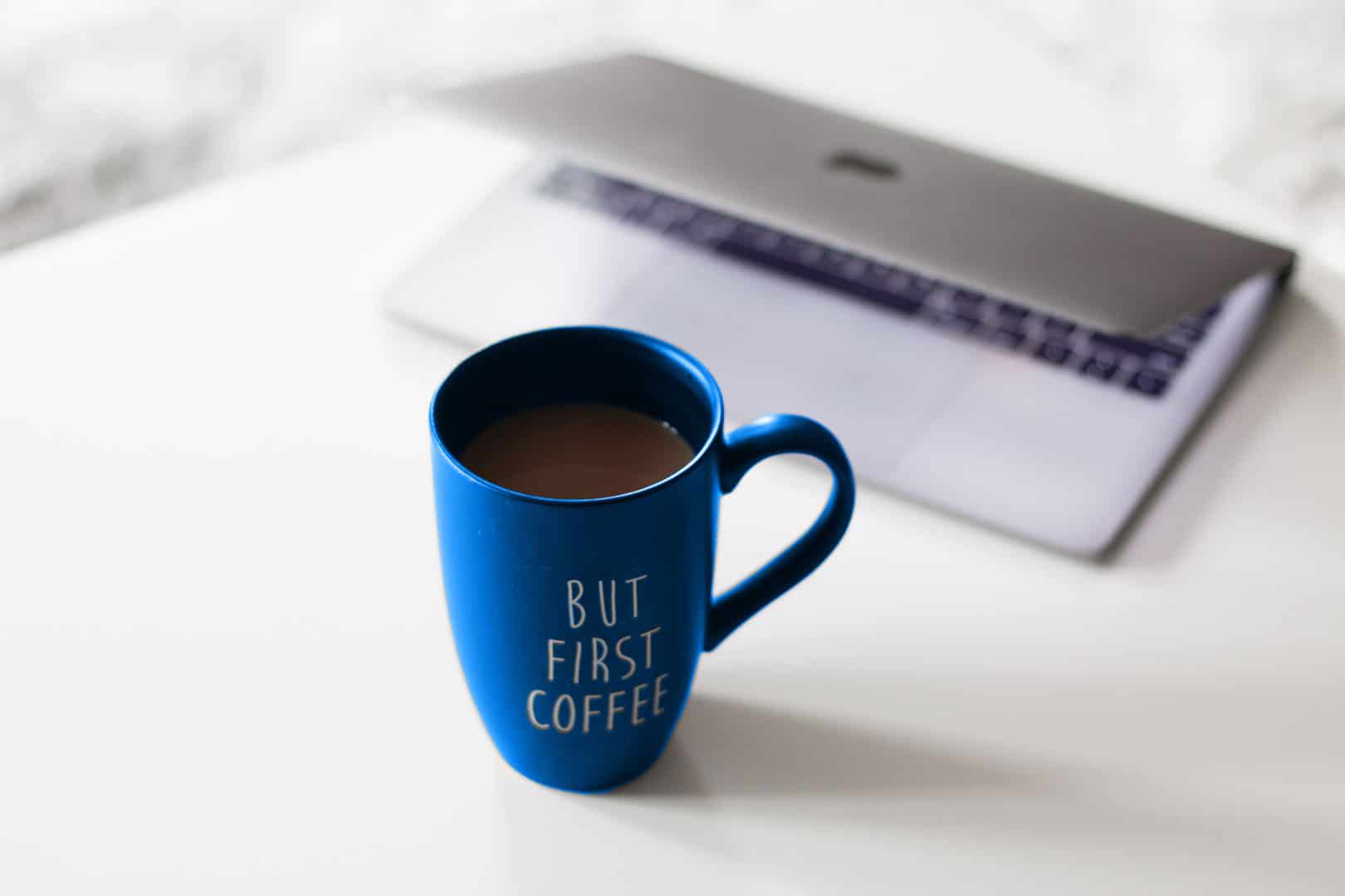 Kahvimuki ja kannettava tietokone